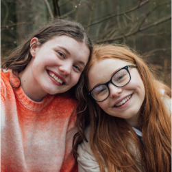 Lapsi ja noori (6 kuni 18 aastat), kellel on juba miinusprillid.