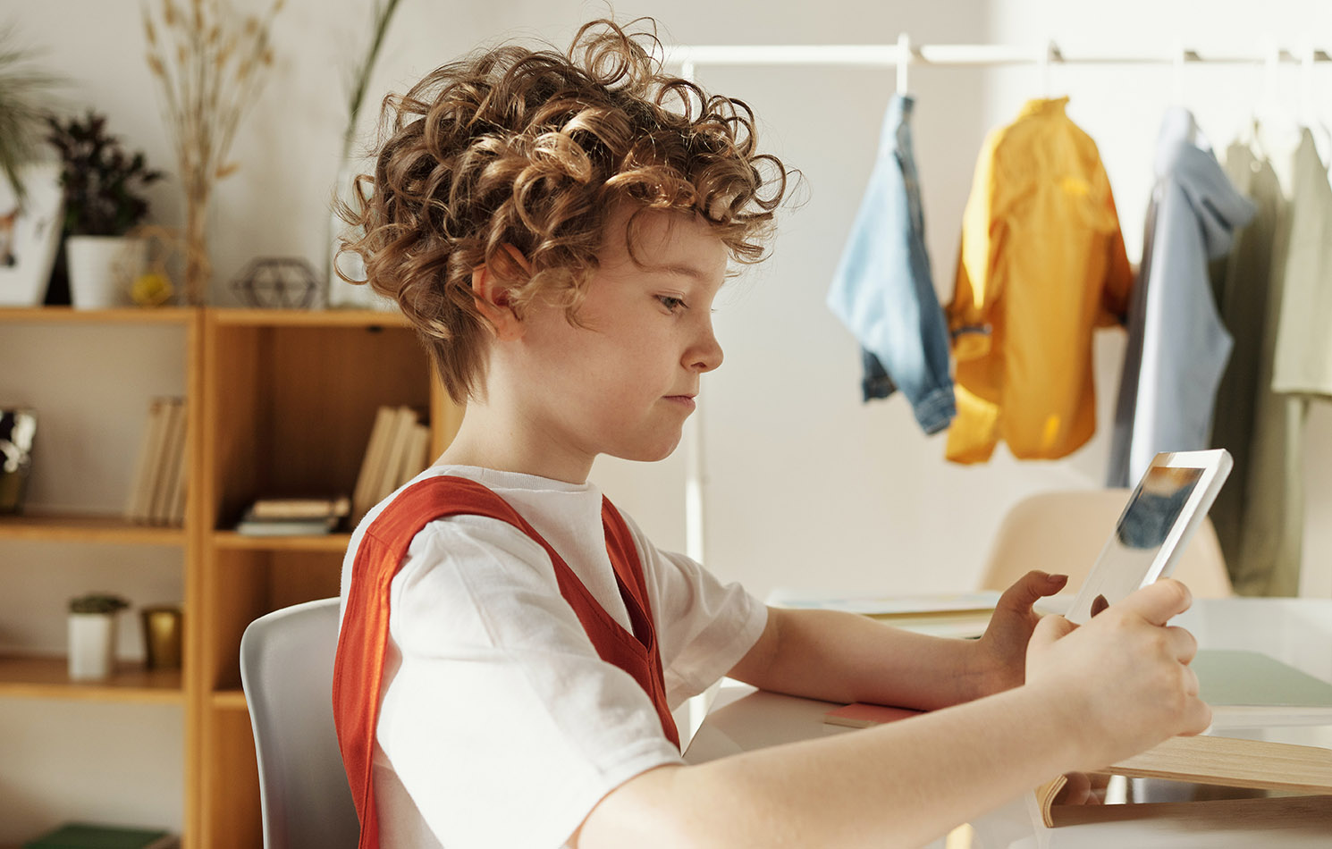 Keep an eye on your children, because sitting in front of screens at an early age affects visual acuity