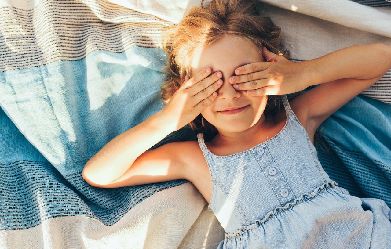 Bright sunlight and UV light pose the greatest danger to children’s eyes!